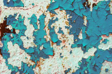 Yüzeydeki çatlak boyanın makro dokusu. Moda kırmızısı ve turkuaz renklerinde klasik arka plan. detaylı doku detaylı doku. Eski boyalı yüzeyde geniş hacimli çatlaklar