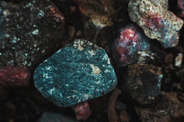 自然な環境で天然花崗岩の石 顕著なテクスチャと完璧な 色の浸透圧 ぬれた石 雨の後 クローズアップ マクロ グランジ背景 — ストック写真