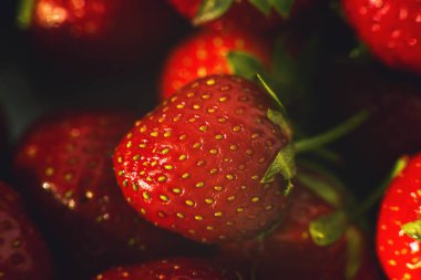 Kırmızı, olgun çilekler ve yakından tanımlanmış dokular. Çilekli Makro shot. Arkaplan, ekran koruyucu, masaüstü duvar kağıdı. Sulu, olgun çilekler.