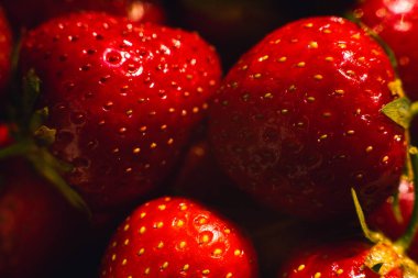 Kırmızı, olgun çilekler ve yakından tanımlanmış dokular. Çilekli Makro shot. Arkaplan, ekran koruyucu, masaüstü duvar kağıdı. Sulu, olgun çilekler.