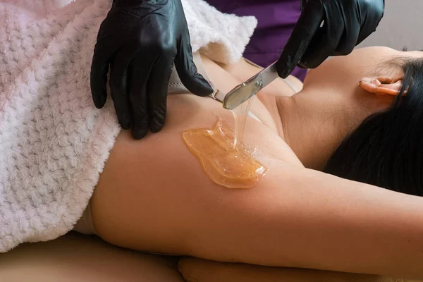 Master Cosmetologist Μαύρα Γάντια Κάνει Διαδικασία Αποτρίχωσης Της Μασχάλης Διαδικασίες — Φωτογραφία Αρχείου