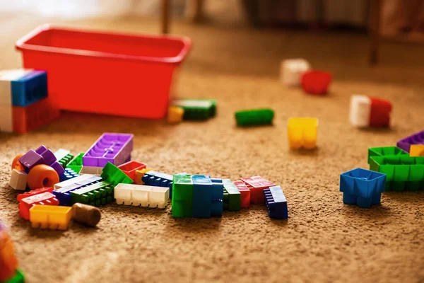 Mattoncini Plastica Bambini Sparsi Sul Pavimento Della Stanza Stanza Disordine — Foto Stock