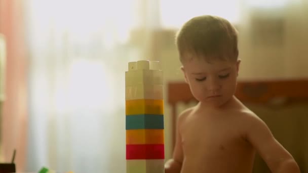 Słodki Mały Europejski Chłopiec Bawi Się Kolorowym Zestawem Budowlanym Słonecznym — Wideo stockowe