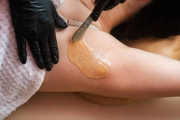 Master Cosmetologist Μαύρα Γάντια Κάνει Διαδικασία Αποτρίχωσης Της Μασχάλης Διαδικασίες — Φωτογραφία Αρχείου