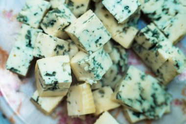 Piknik atıştırmalıkları ya da kanepeler için bir tabağa dilimlenmiş yumuşak peynir. Peynir ailesi Camembert ya da Brie peyniri. Aromatik kabuk beyaz küf ve kremalı aromadan oluşur. Piknik çerezi