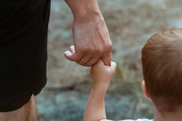 Pappa Håller Sin Lille Sons Hand Närbild Fars Kärlek Och — Stockfoto