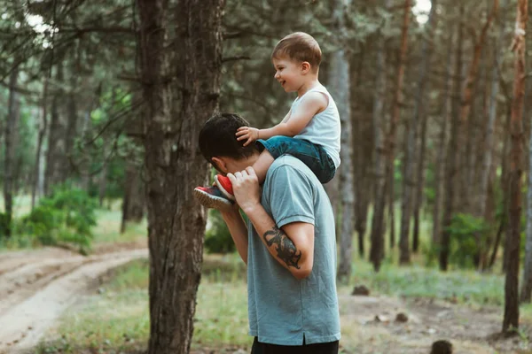 Vaderdag Gelukkig Europees Ogende Vader Loopt Met Zijn Jonge Schattige — Stockfoto