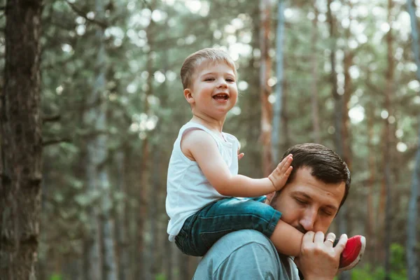 Vatertag Glücklicher Europäisch Aussehender Vater Spaziert Mit Seinem Kleinen Niedlichen — Stockfoto