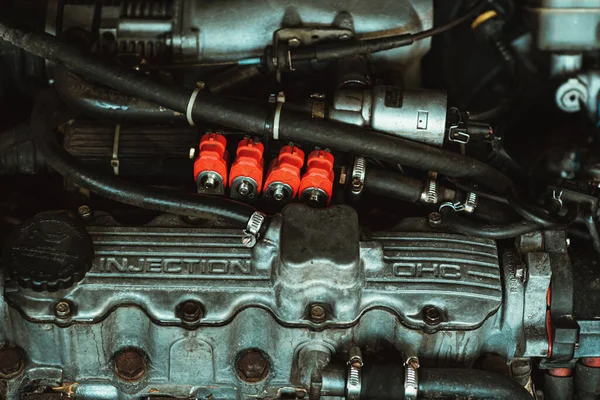 Kaputun altındaki arabanın görüntüsü. Arabanın yakın çekim görüntüsü. Enjektör ve motor pistonları. Araba tamiri. Arabanın modası geçmiş modeli.