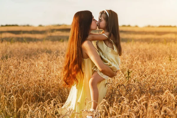 Piękna Młoda Mama Jej Młoda Córka Przytulają Się Odpoczywają Polu — Zdjęcie stockowe