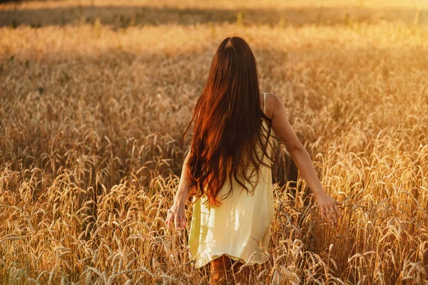 Красива Молода Жінка Довгим Волоссям Жовтій Літній Сукні Йде Через — стокове фото