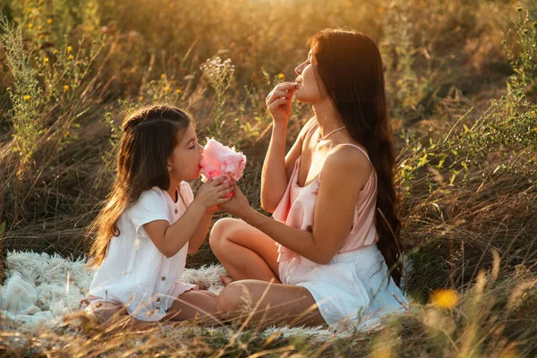 Bela Jovem Mãe Doce Filha Comendo Algodão Doce Cobertor Branco — Fotografia de Stock