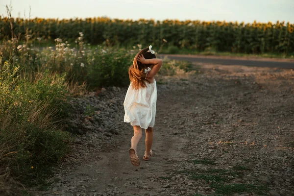 Gadis Kecil Yang Lucu Dengan Gaun Musim Panas Putih Berlari — Stok Foto