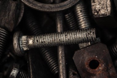 Arka planda civatalar, vidalar ve diğer tamir parçaları var. Çeşitli onarımlar için metal parçaları. Geri dönüşümlü metal cıvatalar. Yüksek kalite fotoğraf