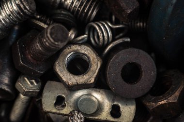 Arka planda civatalar, vidalar ve diğer tamir parçaları var. Çeşitli onarımlar için metal parçaları. Geri dönüşümlü metal cıvatalar. Yüksek kalite fotoğraf
