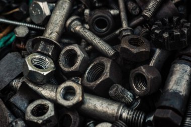 Arka planda civatalar, vidalar ve diğer tamir parçaları var. Çeşitli onarımlar için metal parçaları. Geri dönüşümlü metal cıvatalar. Yüksek kalite fotoğraf