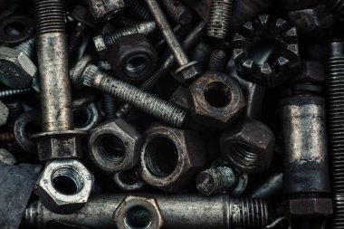 Arka planda civatalar, vidalar ve diğer tamir parçaları var. Çeşitli onarımlar için metal parçaları. Geri dönüşümlü metal cıvatalar. Yüksek kalite fotoğraf