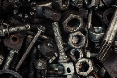 Arka planda civatalar, vidalar ve diğer tamir parçaları var. Çeşitli onarımlar için metal parçaları. Geri dönüşümlü metal cıvatalar. Yüksek kalite fotoğraf