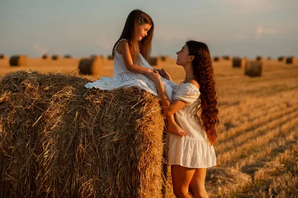 Gadis Kecil Eropa Yang Cantik Dengan Gaun Putih Duduk Bale — Stok Foto