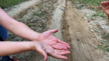 Bebek, ellerini annesinin ellerine koyuyor. Yakın plan. Nazik bir dokunuş. Ellerimle oynuyorum. Mutlu bir çocukluk. Çocuklarla zaman geçirmek. Yüksek kaliteli FullHD görüntüler