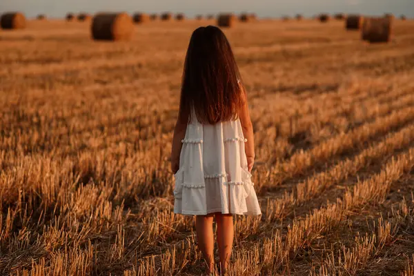 Маленькая Девочка Белых Саафах Проводит Время Поле Рубленной Пшеницы Среди — стоковое фото