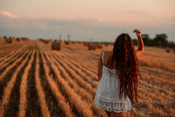 Wanita Muda Saafir Kulit Putih Menghabiskan Waktu Ladang Gandum Yang — Stok Foto