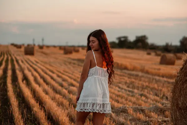 身穿白色萨文裤的年轻女子在日落时分 花时间在袋中收割小麦 乡村的氛围 农场的时间 高质量的照片 — 图库照片