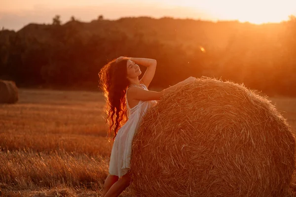 Young Woman White Saafans Spend Time Field Cut Wheat Bales — Stock Photo, Image