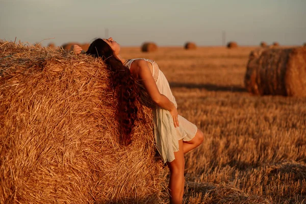 Young Woman White Saafans Spend Time Field Cut Wheat Bales — Stock Photo, Image