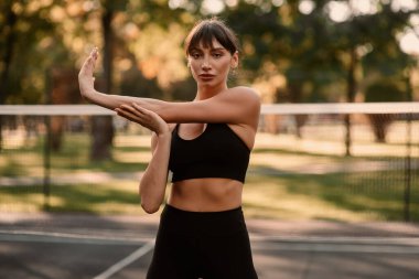 Genç bir bayan antrenör fitness sıkıştırma egzersizi yapıyor. Kız dışarıda antrenman yapıyor. Sağlıklı bir yaşam tarzı. Yüksek kalite fotoğraf