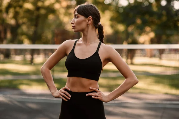 Uma Jovem Treinadora Realiza Exercício Compressão Fitness Rapariga Está Fazer — Fotografia de Stock