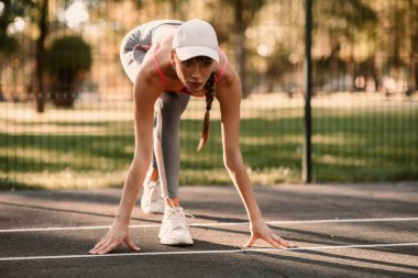 Spor üniformalı genç bir kız spor alanında spor yapıyor. Sağlıklı bir yaşam tarzı. Beden eğitimi. Spor eğitimi. Yüksek kalite fotoğraf