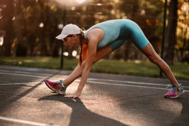 Spor üniformalı genç bir kız spor alanında spor yapıyor. Sağlıklı bir yaşam tarzı. Beden eğitimi. Spor eğitimi. Yüksek kalite fotoğraf