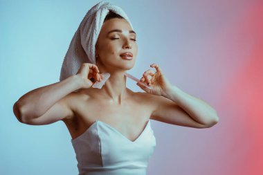 Guasha fırçasıyla yüzüne masaj yapan genç bir kadın. Yüz bakımı. Sağlıklı, parlayan bir ten. Yüksek kalite fotoğraf