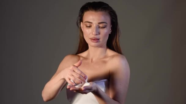 Młoda Kobieta Demonstruje Używa Produktu Pielęgnacji Twarzy Zdrowie Uroda Świecąca — Wideo stockowe