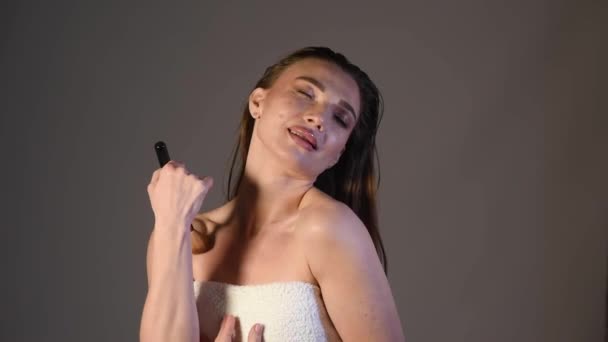 若い女性は 顔に化粧を ブラシで塗ります 高品質のフルHd映像 — ストック動画