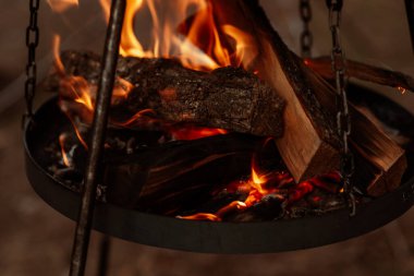Yatay kömürleşmiş odun parçaları ve sıcak közde patlıcan. Yüksek kalite fotoğraf