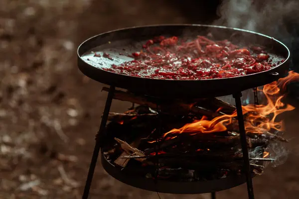 野菜は 森で開かれた火の上にグリル鍋で調理しました 屋外で調理する 大企業のための食事 高品質の写真 ストックフォト