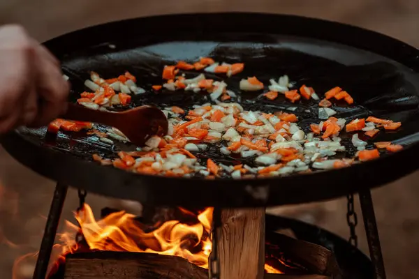 野菜は 森で開かれた火の上にグリル鍋で調理しました 屋外で調理する 大企業のための食事 高品質の写真 ストック写真