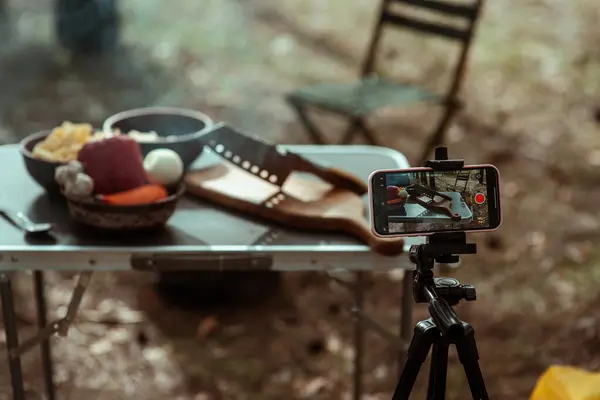 スライス野菜とナイフとカッティングボードは 森の中で屋外の電話カメラで撮影されています 高品質の写真 ストック写真