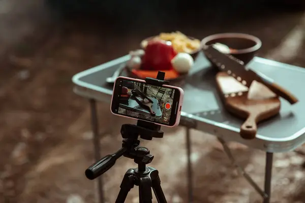 スライス野菜とナイフとカッティングボードは 森の中で屋外の電話カメラで撮影されています 高品質の写真 ストック写真