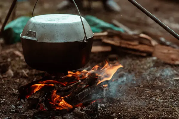 ハイキングポット ボウラー トマトのスープは ケルドロンで沸騰する ピクニック カルドロンのステークで料理 火と煙 高品質の写真 ストックフォト