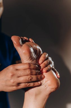 Tai ayak masajını yağlı, mum ışığıyla aydınlatılan sakin bir spa ortamında çekiyoruz. Yüksek kalite fotoğraf