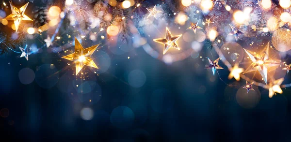 Weihnachtsbeleuchtung Sterne Hängen Abstrakten Defokussierten Hintergrund Tannenzweigen — Stockfoto