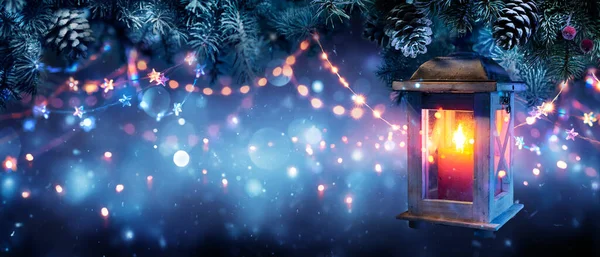 Χριστουγεννιάτικο Φανάρι Λάμπει Στη Νύχτα Κεριά Κρέμονται Fir Κλαδιά Αποεστιασμένη — Φωτογραφία Αρχείου