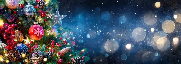 Weihnachtsbaum Mit Kugeln Blauer Nacht Ornamente Tannenzweigen Mit Glitzernden Und — Stockfoto