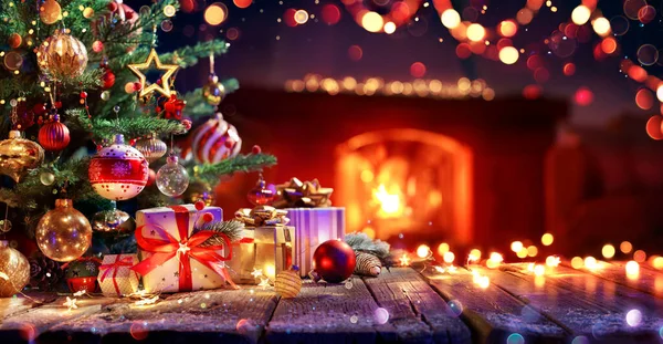 Ajándék Karácsonyfa Alatt Díszítéssel Belsejében Kandalló Elvont Defocused Lights — Stock Fotó