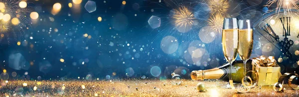 Celebração Ano Novo Brinde Com Champanhe Fogos Artifício Luzes Bokeh — Fotografia de Stock