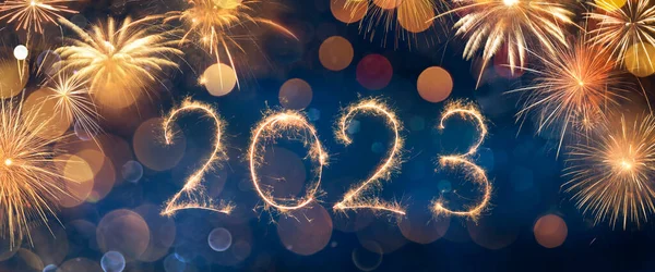 2023 Nieuwjaarsviering Met Schittering Vuurwerk Blauwe Avond Abstract Defocused Lights — Stockfoto