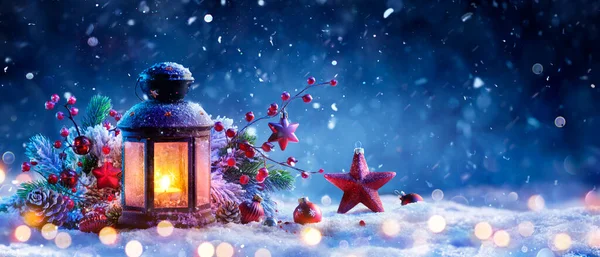 装飾や装飾が施されたイブ夜の雪の上のクリスマスランタン 降雪と抽象的な光を持つキャンドルライト — ストック写真
